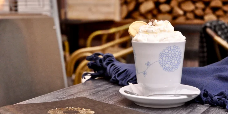 2 horké čokolády s likérem Baileys v útulné kavárně