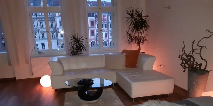 Romantika v centru Liberce: apartmán s výhledem na radnici, 4chodové menu a víno
