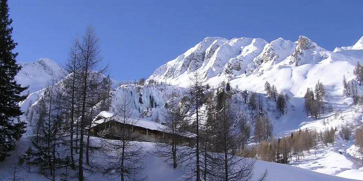 Zalyžujte si v tyrolských Alpách: hotel kousek od střediska, polopenze i neomezený wellness