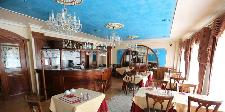 Romantický večer pro dva: sýrové fondue s přílohami a lahví bílého vína