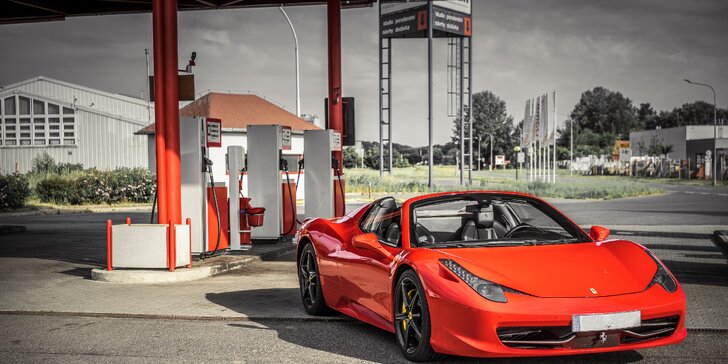 Šlápněte na plyn: Ferrari, Lamborghini i Porsche až na 30 min.