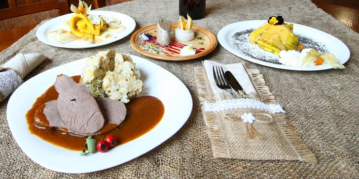 Tříchodové menu v restauraci na břehu rybníka: paštika, jelení kýta a palačinky