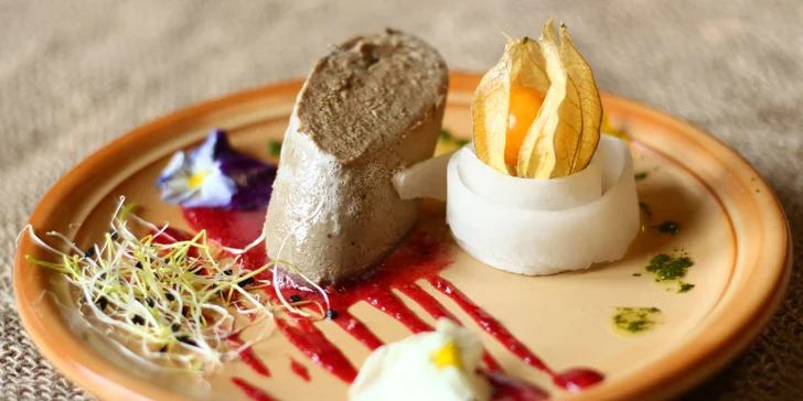 Tříchodové menu v restauraci na břehu rybníka: paštika, jelení kýta a palačinky