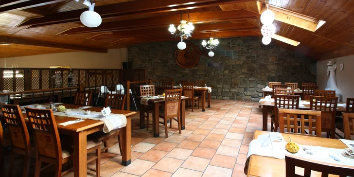 Tříchodové menu v restauraci na břehu rybníka: paštika, jelení kýta a palačinky