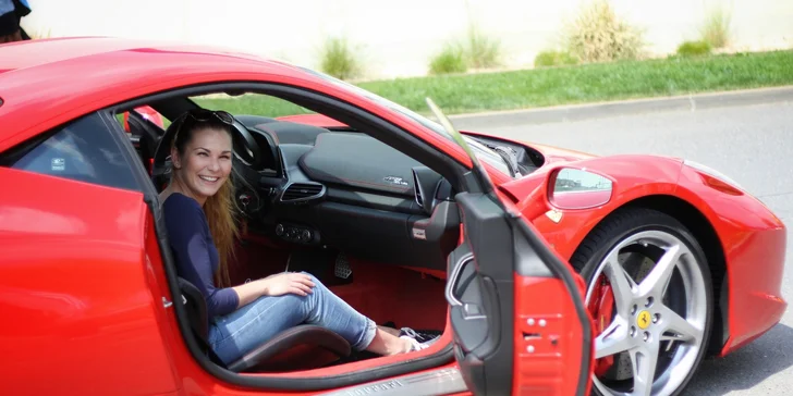 Šlápněte na plyn: Ferrari, Lamborghini i Porsche až na 30 min.