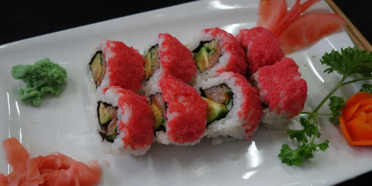 Sushi sety v restauraci Hongkong: maki i nigiri s úhořem, krabem i lososem