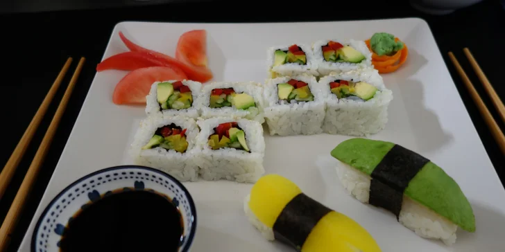 Sushi sety v restauraci Hongkong: maki i nigiri s úhořem, krabem i lososem