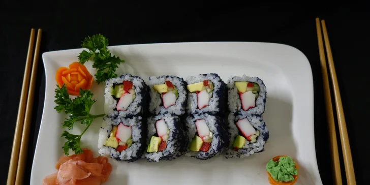 Sushi sety v restauraci Hongkong: maki i nigiri s úhořem, krabem i lososem