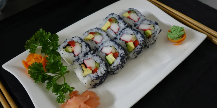 Sushi sety v restauraci Hongkong: maki i nigiri s úhořem, krabem i lososem