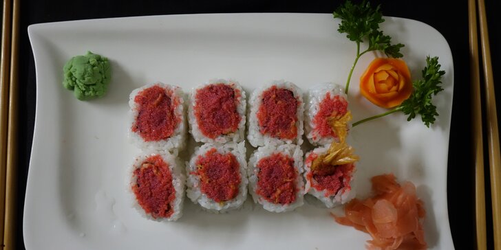 Sushi sety v restauraci Hongkong: maki i nigiri s úhořem, krabem i lososem