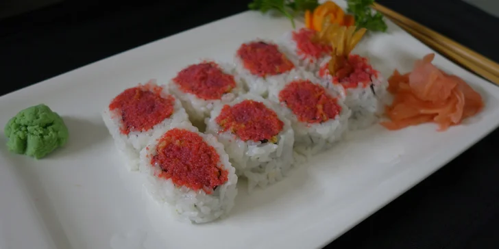 Sushi sety v restauraci Hongkong: maki i nigiri s úhořem, krabem i lososem