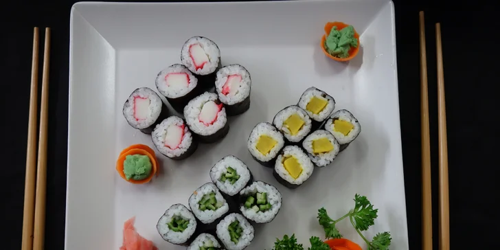 Sushi sety v restauraci Hongkong: maki i nigiri s úhořem, krabem i lososem