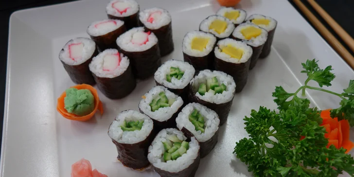 Sushi sety v restauraci Hongkong: maki i nigiri s úhořem, krabem i lososem