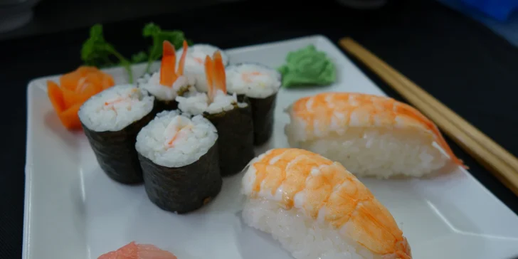 Sushi sety v restauraci Hongkong: maki i nigiri s úhořem, krabem i lososem