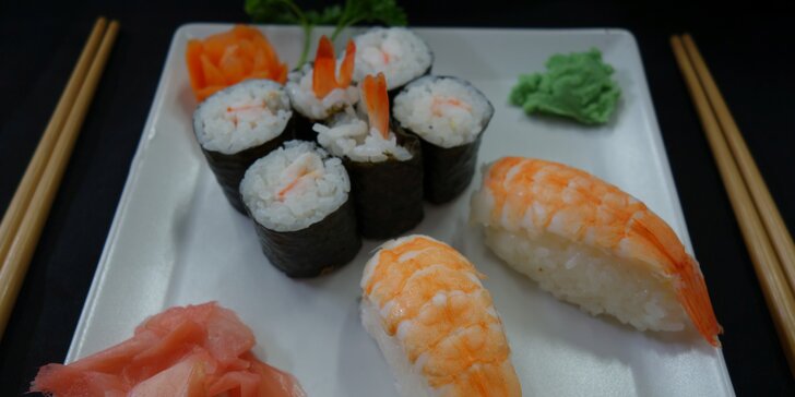 Sushi sety v restauraci Hongkong: maki i nigiri s úhořem, krabem i lososem