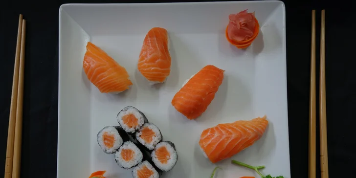 Sushi sety v restauraci Hongkong: maki i nigiri s úhořem, krabem i lososem