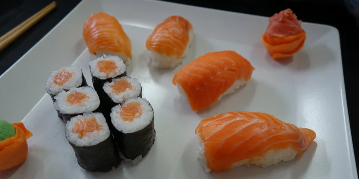 Sushi sety v restauraci Hongkong: maki i nigiri s úhořem, krabem i lososem