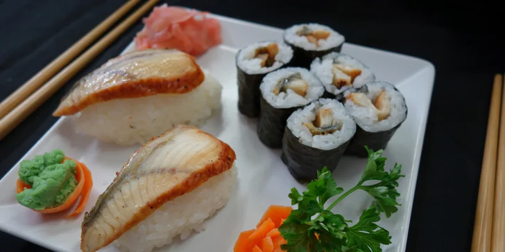 Sushi sety v restauraci Hongkong: maki i nigiri s úhořem, krabem i lososem