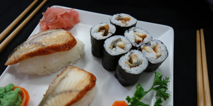 Sushi sety v restauraci Hongkong: maki i nigiri s úhořem, krabem i lososem