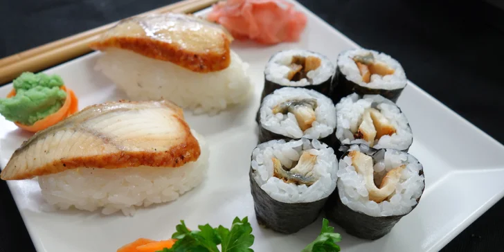 Sushi sety v restauraci Hongkong: maki i nigiri s úhořem, krabem i lososem