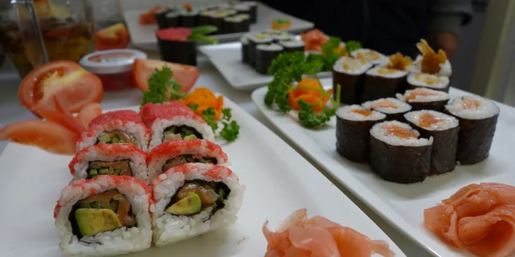 Sushi sety v restauraci Hongkong: maki i nigiri s úhořem, krabem i lososem