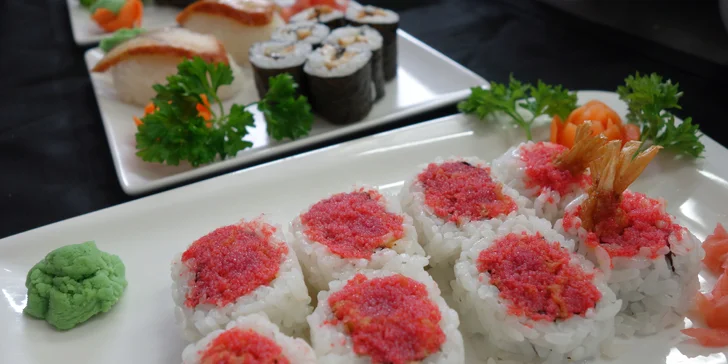 Sushi sety v restauraci Hongkong: maki i nigiri s úhořem, krabem i lososem