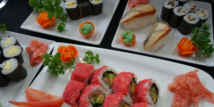 Sushi sety v restauraci Hongkong: maki i nigiri s úhořem, krabem i lososem