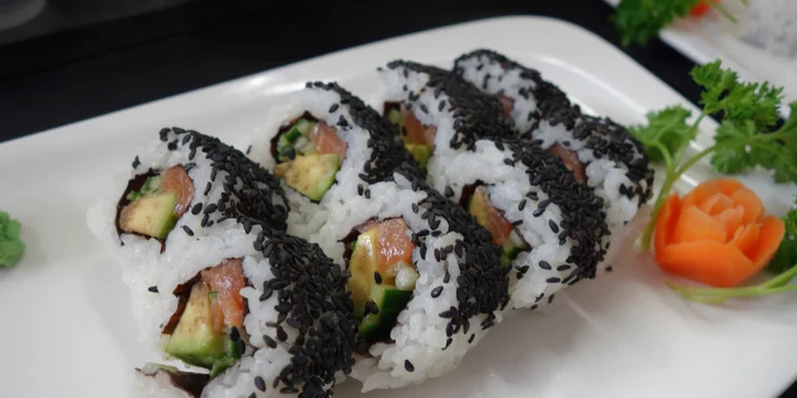 Sushi sety v restauraci Hongkong: maki i nigiri s úhořem, krabem i lososem
