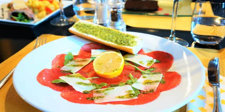 3chodové masové menu: telecí řízek na grilu i řez z belgické čokolády