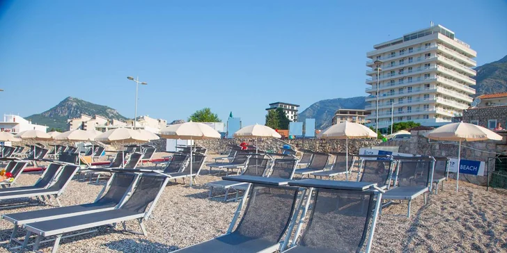 Pobyt v letovisku Sutomore pro pár i rodinu: polopenze a soukromá pláž 100 m od hotelu