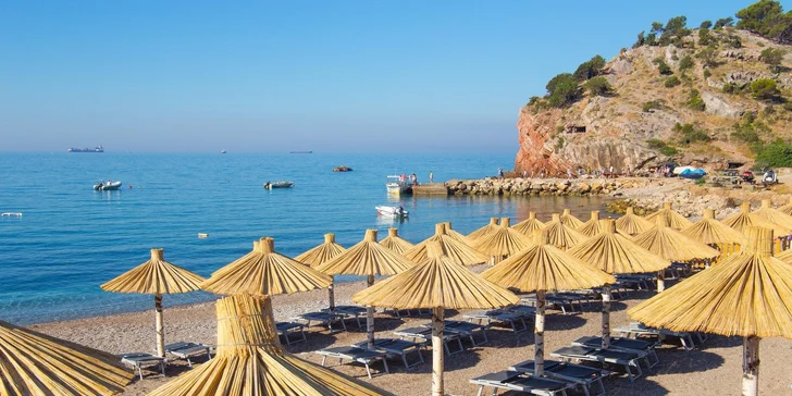Pobyt v letovisku Sutomore pro pár i rodinu: polopenze a soukromá pláž 100 m od hotelu