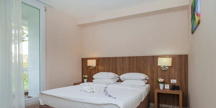Pobyt v letovisku Sutomore pro pár i rodinu: polopenze a soukromá pláž 100 m od hotelu