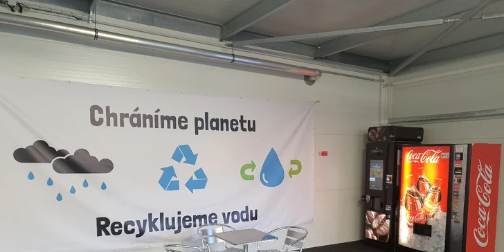 Mytí vozu v nové automyčce s textilními kartáči šetrnými k vašemu laku