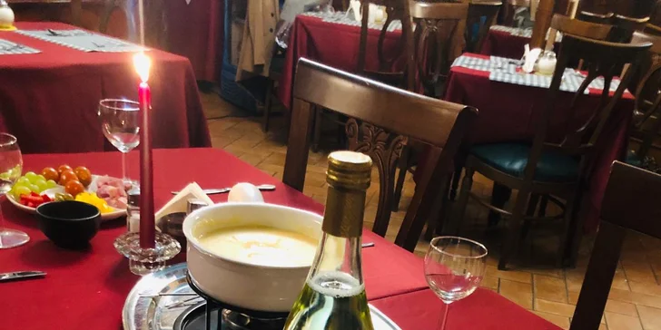 Romantický večer pro dva: sýrové fondue s přílohami a lahví bílého vína