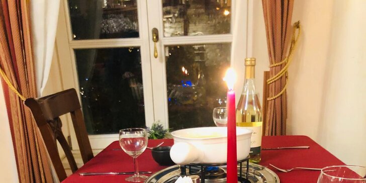 Romantický večer pro dva: sýrové fondue s přílohami a lahví bílého vína