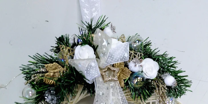 Dvouhodinový floristický kurz: výroba vánočního věnečku na dveře