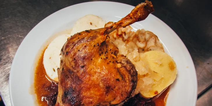 3chodové menu v centru Krumlova: grilovaný hermelín, pstruh nebo kachna a lívance
