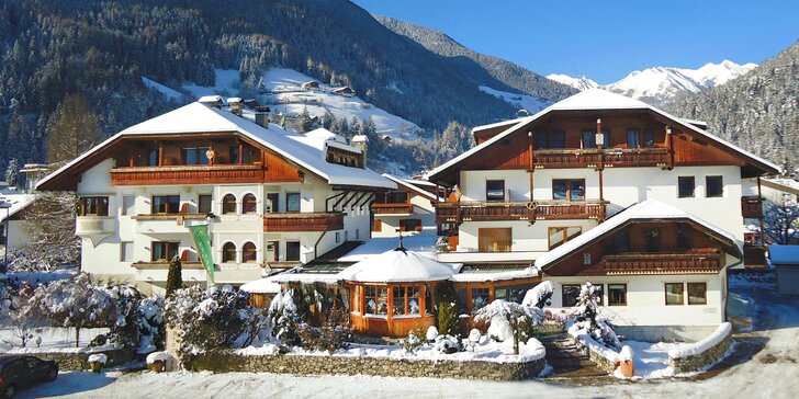 Zalyžujte si v tyrolských Alpách: hotel kousek od střediska, polopenze i neomezený wellness