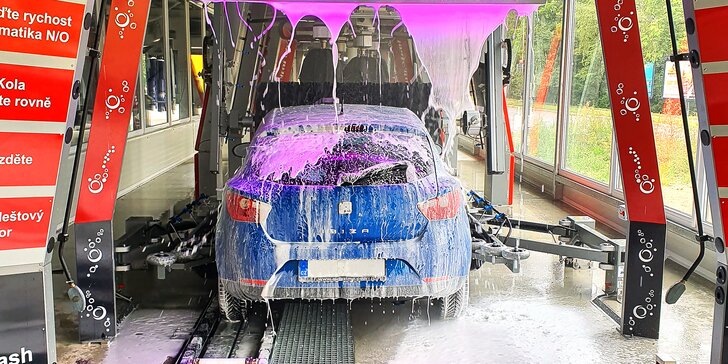 Mytí vozu v automyčce s textilními kartáči šetrnými k laku: 2 programy