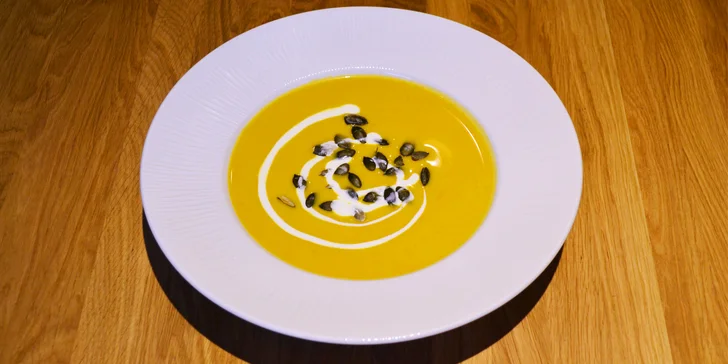 Menu v restauraci Prašád: polévka i seitan s šípkovou omáčkou a dezert