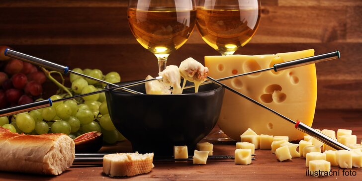 Romantický večer pro dva: sýrové fondue s přílohami a lahví bílého vína