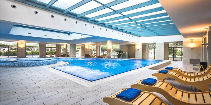 Luxusní dovolená v 5* resortu v zátoce přímo u pláže: polopenze, balkon, bazény