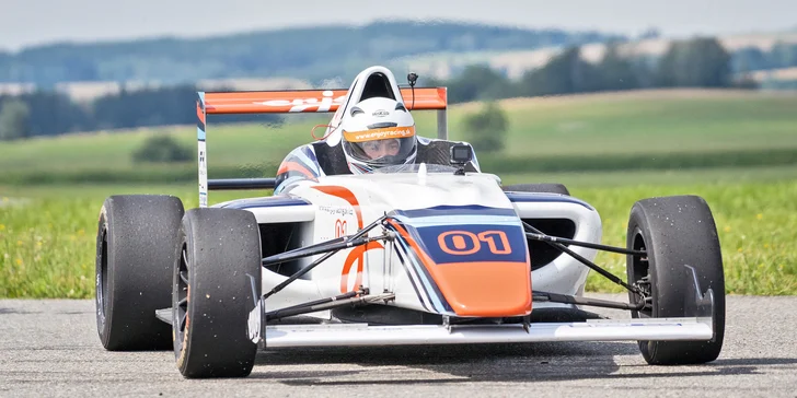 Chopte se řízení nadupaného monopostu: jízda v závodní formuli F4