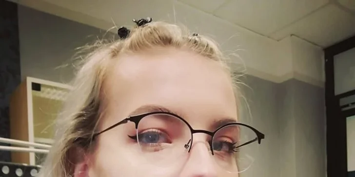 Piercing včetně šperku nebo tetování o velikosti 16 cm²