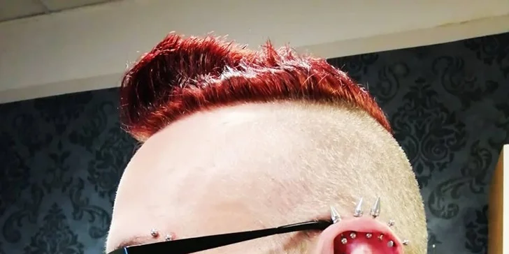 Piercing včetně šperku nebo tetování o velikosti 16 cm²