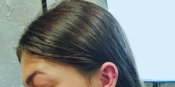 Piercing včetně šperku nebo tetování o velikosti 16 cm²