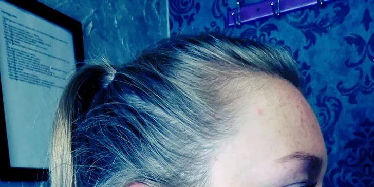Piercing včetně šperku nebo tetování o velikosti 16 cm²