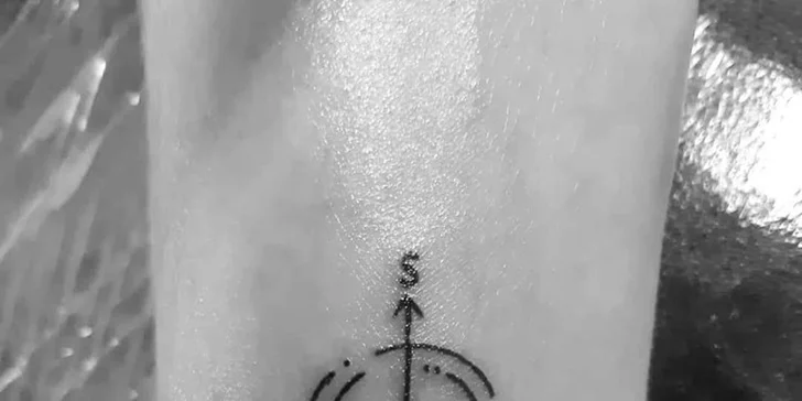 Piercing včetně šperku nebo tetování o velikosti 16 cm²
