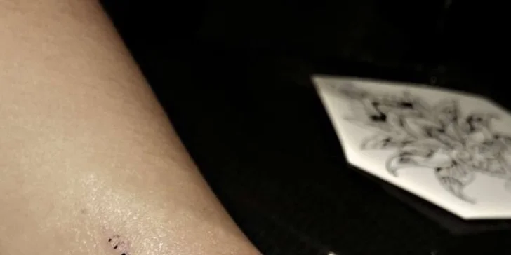 Piercing včetně šperku nebo tetování o velikosti 16 cm²