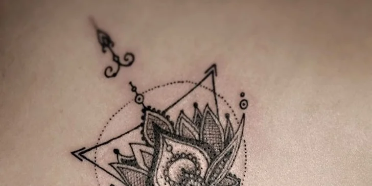 Piercing včetně šperku nebo tetování o velikosti 16 cm²